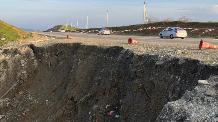 В Агсу зафиксирован оползень на дороге Муганлы – Исмайыллы-ФОТО