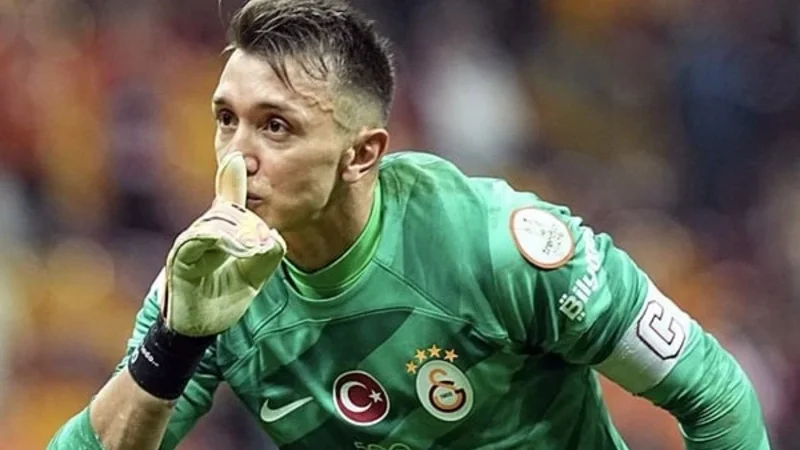 Muslera 4 il sonra Uruqvay millisinə qayıtdı
