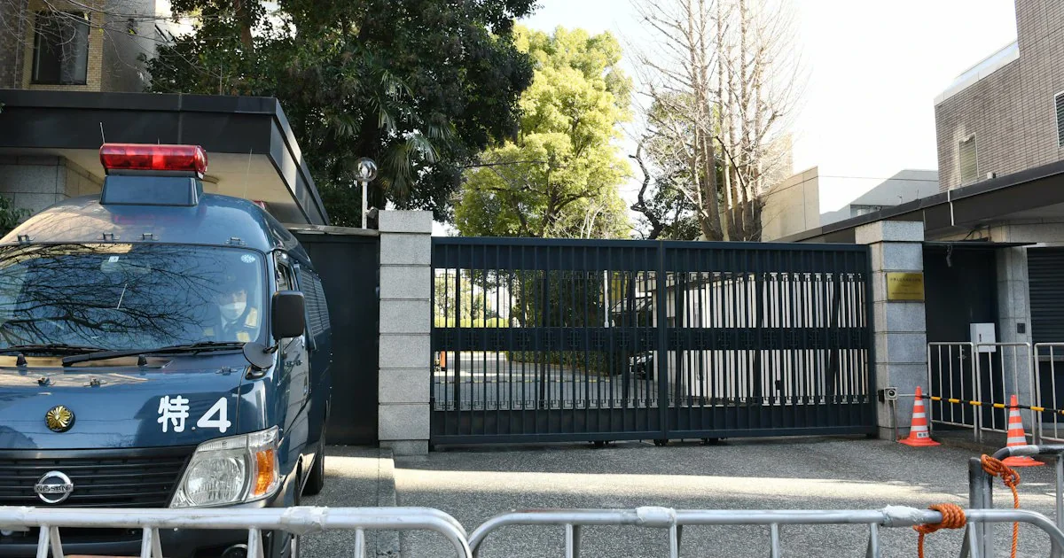 Китай выразил протест Японии после взлома посольства в Токио