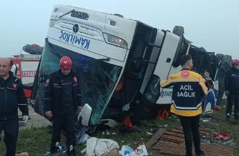 В Турции перевернулся микроавтобус с рабочими, один человек погиб, 20 пострадали