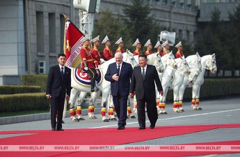 Kim Çen In Lukaşenkonu 21 top atəşi və izdihamla qarşıladı