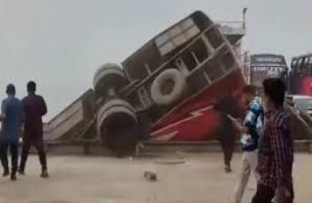 В Бангладеш автобус упал в реку, погибли 24 человека