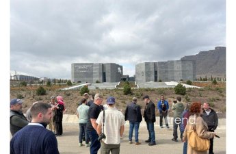 Международные путешественники посетили Мемориал жертвам Ходжалинского геноцида-ФОТО