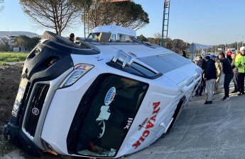 Çanaqqalada məktəbliləri daşıyan mikroavtobus aşıb - Xəsarət alanlar var