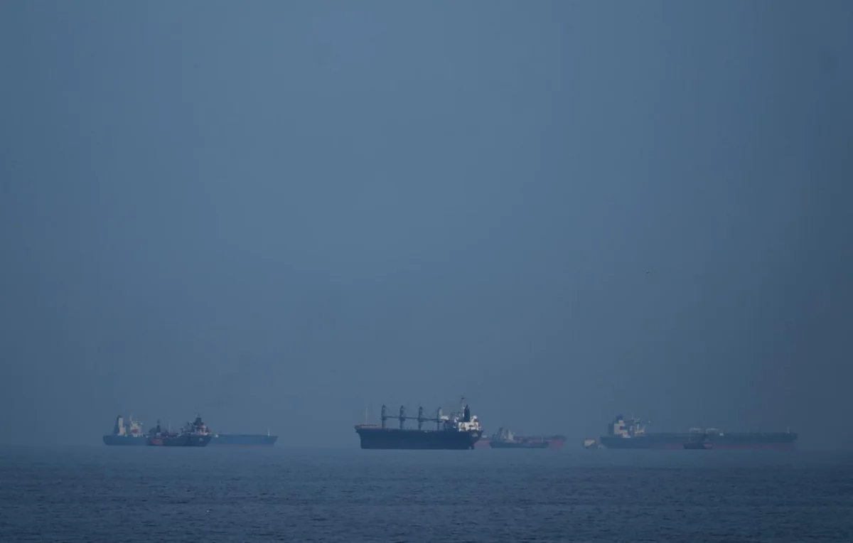 СМИ: Атакованное в Ормузском проливе судно село на мель у острова Кешм