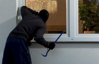 Bakıda evə BASQIN: bıçaqla hədələyib qarət etdilər