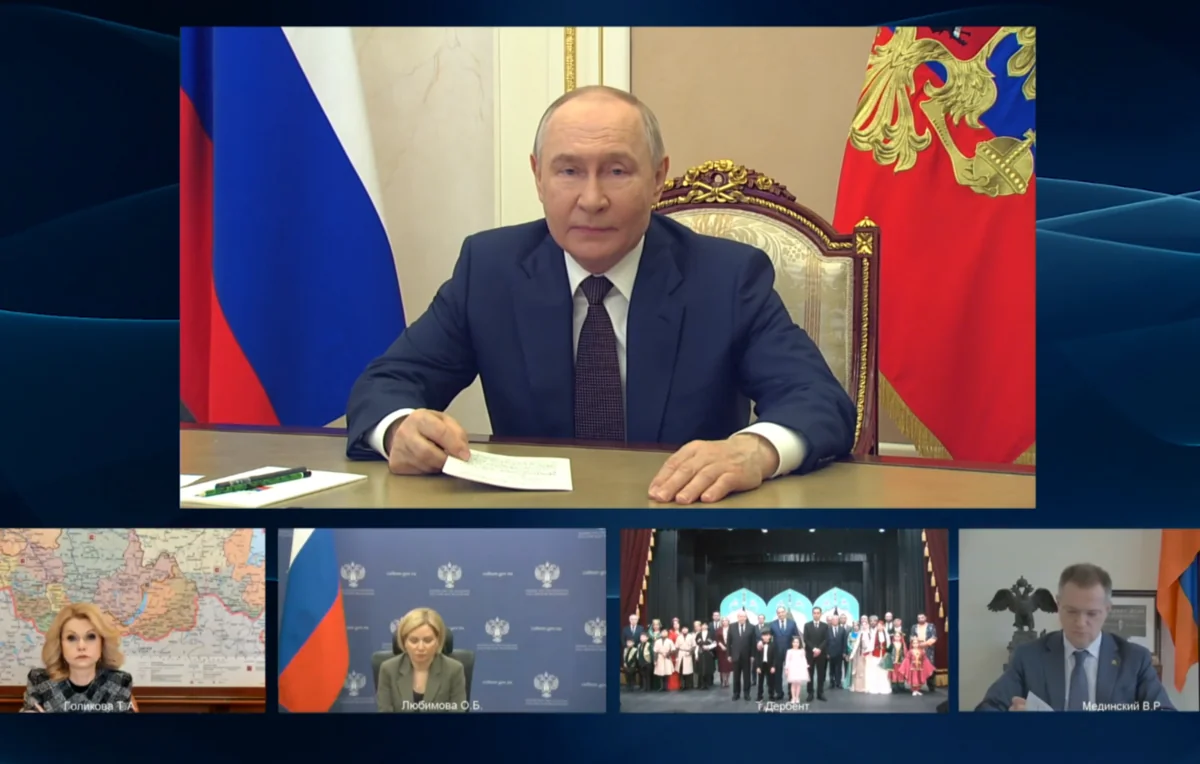 Putin Dərbənddəki Azərbaycan Musiqili Dram Teatrının açılışında çıxış etdi