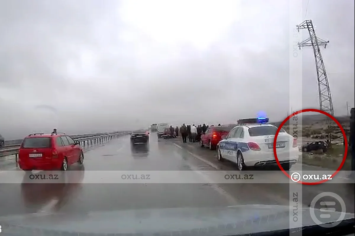 На трассе Баку - Газах автомобиль слетел в овраг из-за дождя - ВИДЕО