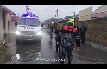 В двух районах Баку жители эвакуированы из затопленных домов