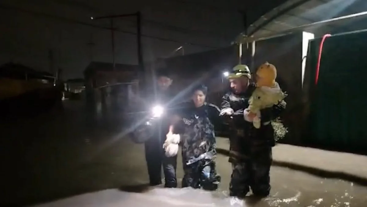 Su basmış ərazilərdən onlarla insan təxliyə edilib -  VİDEO