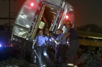 Qatarla yük maşını toqquşdu - Ölənlər var