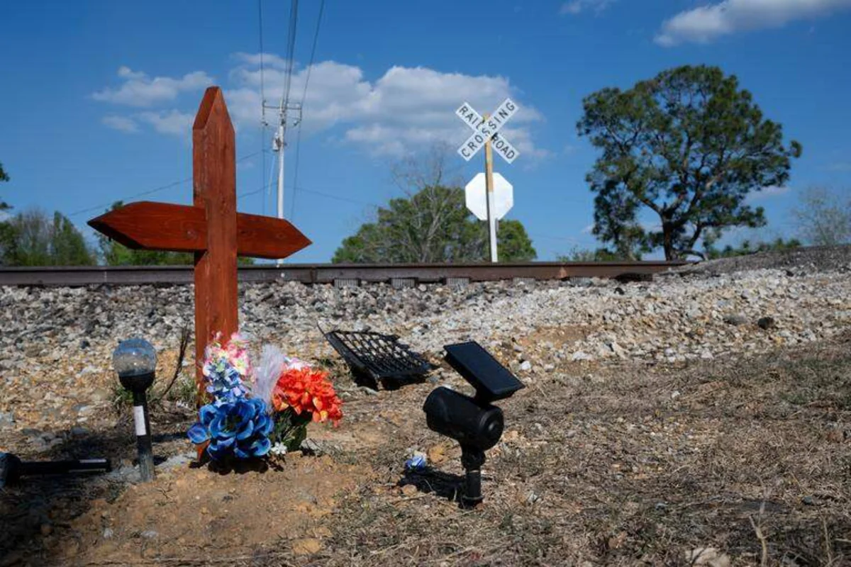 В США столкнулись грузовик и поезд: есть погибшие - ФОТО