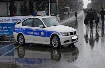 Yol polisi əlverişsiz hava şəraiti ilə bağlı sürücülərə müraciət edib