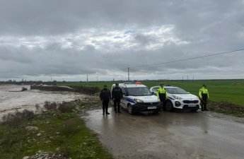 Sel suları Ağsuda yolu yararsız vəziyyətə salıb - FOTO