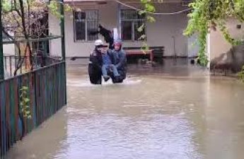 В Хачмазе в результате интенсивных дождей затопило дома, 22 человека эвакуированы