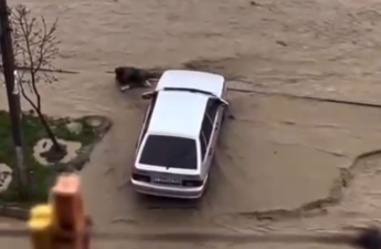 Sel iki qadını küçələrdə sürüklədi – həyat uğrunda mübarizənin dəhşətli görüntüləri - VİDEO