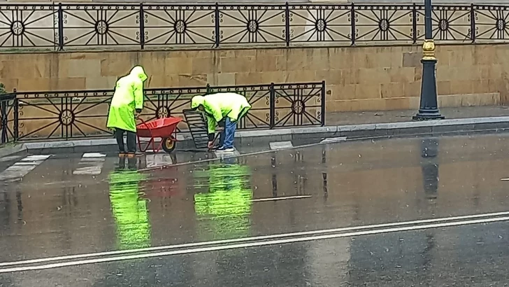 Коммунальные службы в Баку работают в усиленном режиме-ФОТО