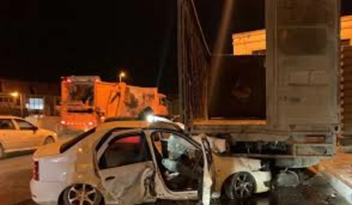 В Газахе легковой автомобиль врезался в КамАЗ: водитель погиб на месте