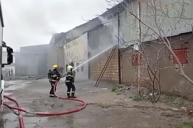 Binəqədi rayonunda anbarda yanğın başladı