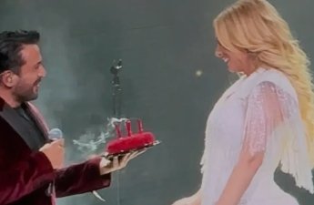 Emre Altuğdan Roza Zərgərliyə səhnədə sürpriz - VİDEO