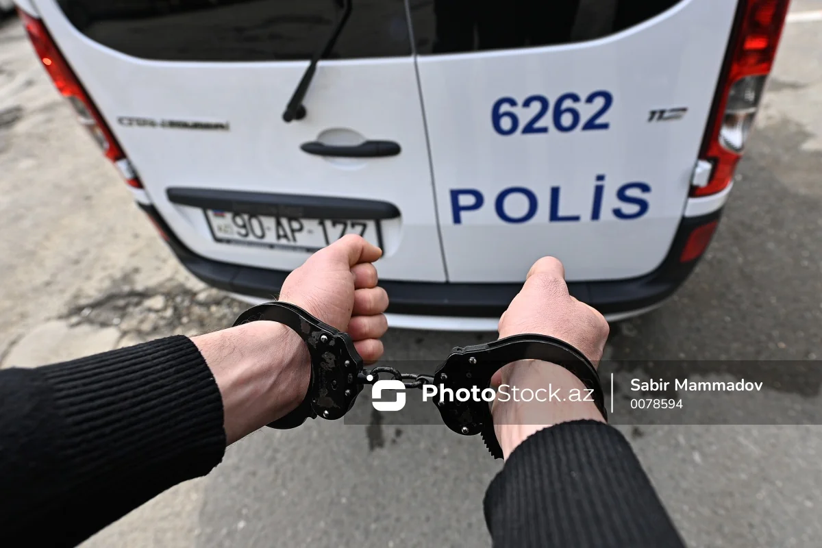 В Баку задержаны подозреваемые в кражах из автомобилей