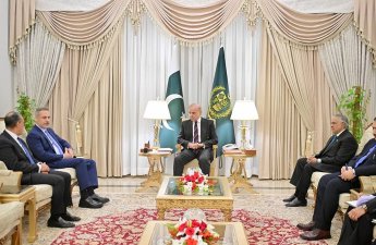 Премьер-министр Пакистана обсудил двусторонние отношения с главой МИД Турции