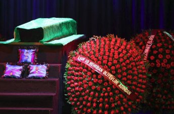 Prezidentlə xanımı vida mərasiminə əklil göndərdi