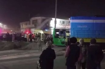 Avtobus qatarla toqquşdu - Xəsarət alanlar var