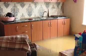 Su basan evlərdə dəyən ziyanı kim ödəyəcək? - VİDEO