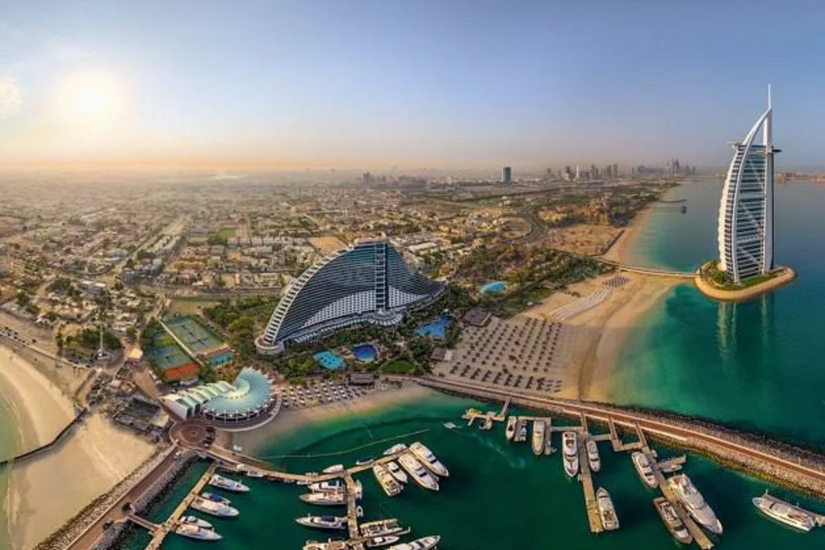 Dubayda evə mərmi düşdü: Yaralılar var