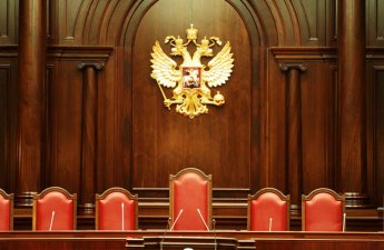 В России азербайджанке, чьи дети и муж являются россиянами, запретили въезд на 10 лет