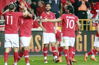 Tanınmış məşqçi oyun zamanı huşunu itirdi