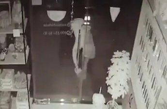 Bakıda telefon oğrusu kameralara düşdü - VİDEO