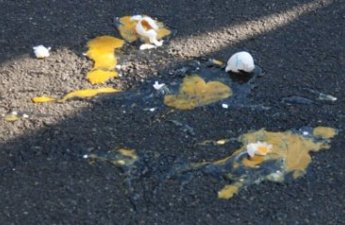 Federasiyanın binasına yumurta atdılar