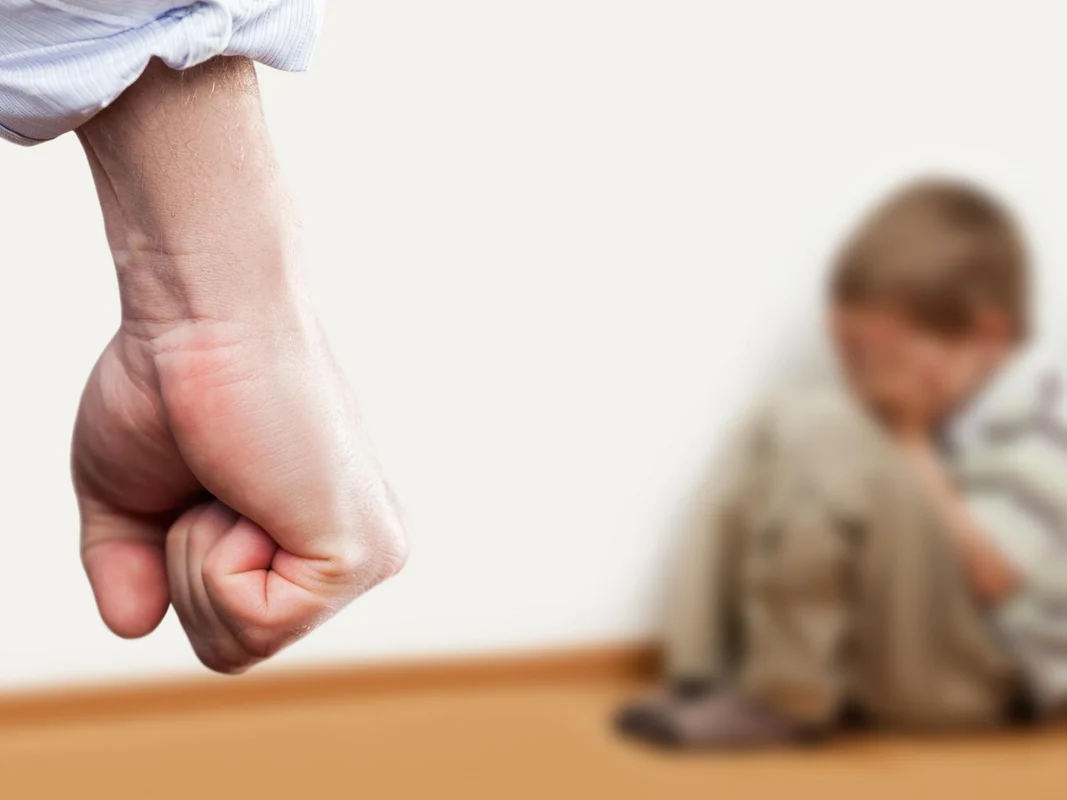 Baba nəvəsini yumruqladı: 