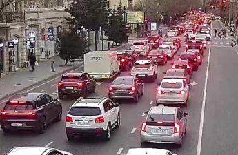 На ряде улиц и проспектов Баку затруднено движение транспорта