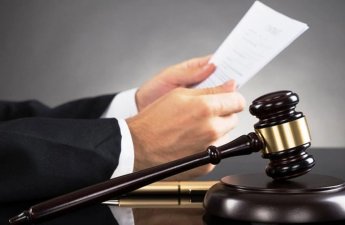 Bakıda kürəkənini öldürmək istəyən ata ilə oğlunun cəzası azaldıldı