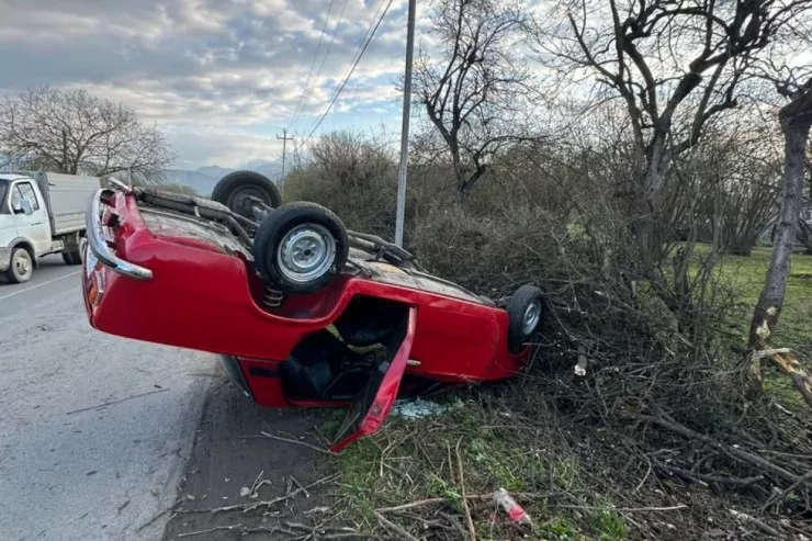 Balakəndə maşın aşdı, xəsarət alanlar var