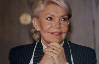 Səhnədə insult keçirən müğənni öldü - FOTO