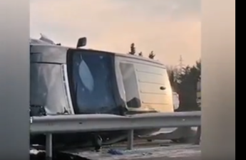 Qadın sürücü “Range Rover”i aşırdı - VİDEO