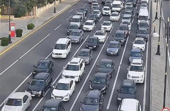 На ряде дорог Баку затруднено движение транспорта