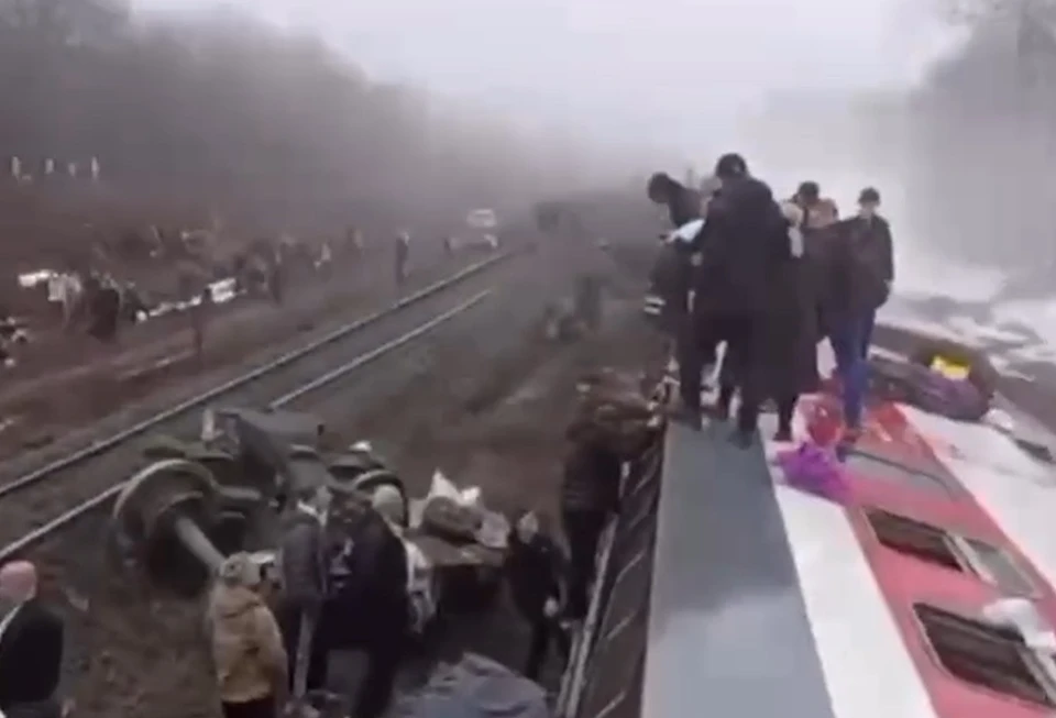 Семь человек пострадали при сходе поезда в России