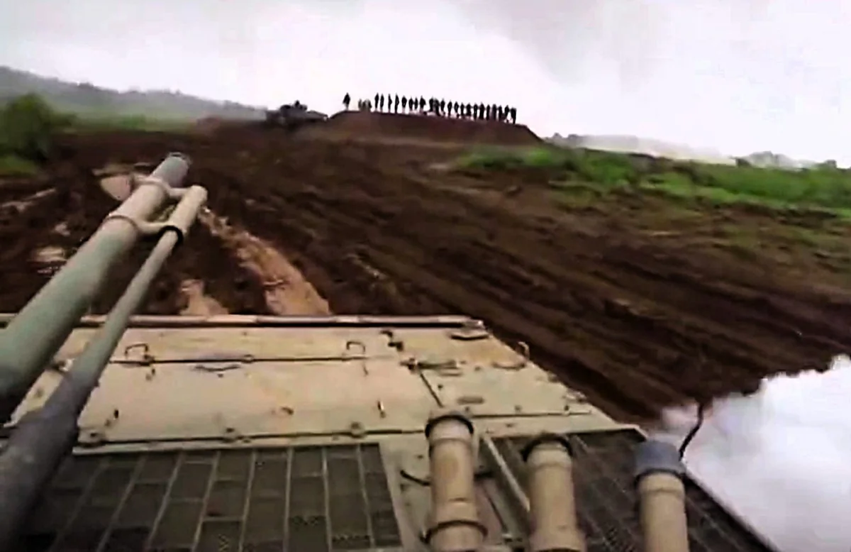 Təlim zamanı faciə - Əsgər generalları hədəfə aldı - VİDEO