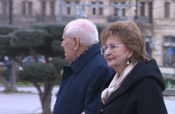 Onlar 60 ildən çoxdur məşhur cütlükdür - Xalq artistinin həyat yoldaşı ilə gəzintidən ÖZƏL fotoları