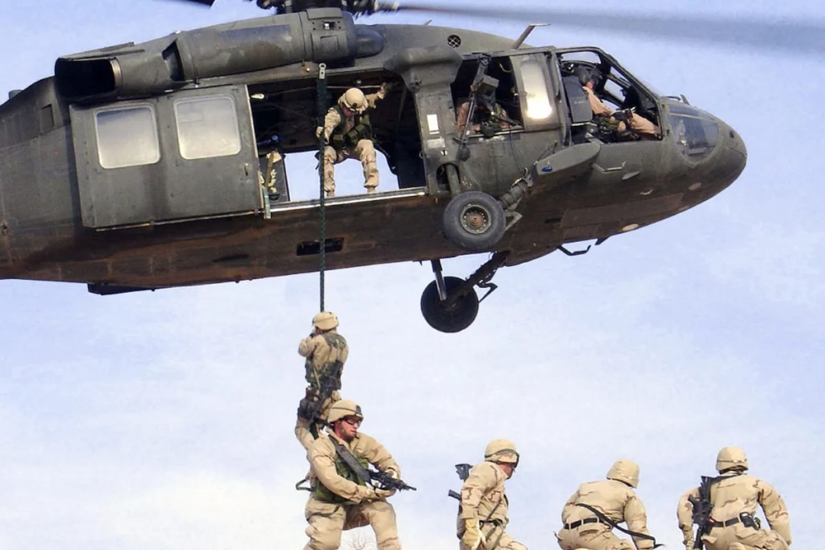 KİV: İranda qəzaya uğramış ABŞ qırıcısının pilotlarından biri xilas edilib