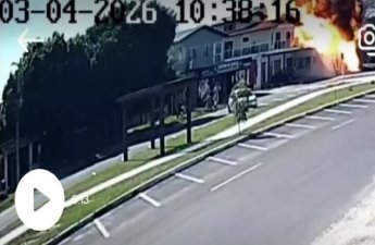 Təyyarə yaşayış binasına çırpıldı - Ölənlər var