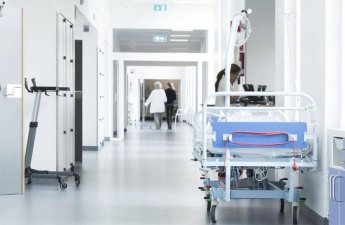 Üçüncü mərtəbədən yıxılan yeniyetmə 3 gün sonra öldü