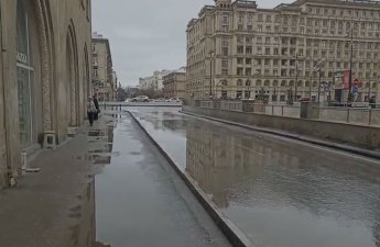 Heydər Əliyev prospektində yolların kənarına yığılmış yağış suları kənarlaşdırılıb - VİDEO