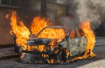 Bakıda Hərbi Prokurorluğun yaxınlığında avtomobil yanır (VİDEO)