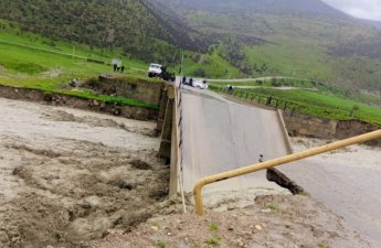 Sel Gilgilçay üzərində yerləşən körpünün bir hissəsini uçurub